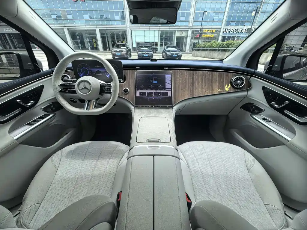 Mercedes-Benz EQE SUV 2023 — фото 12
