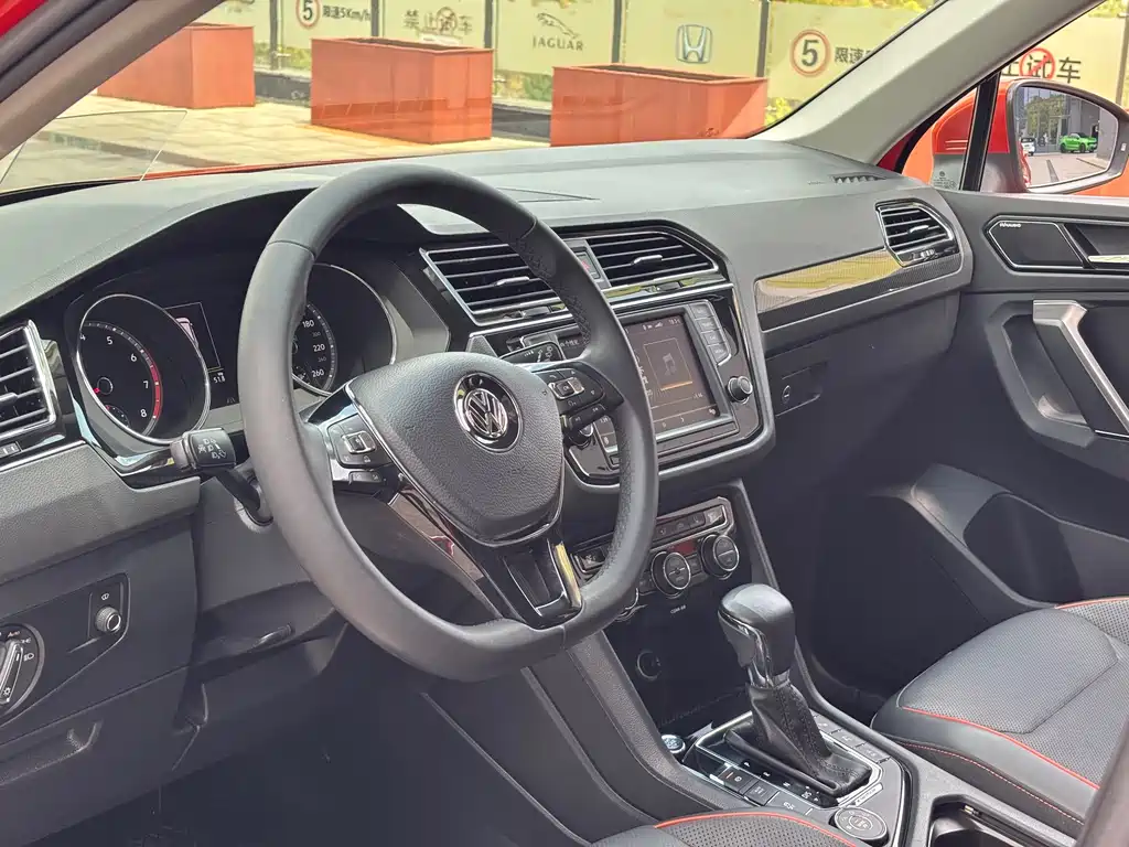 Volkswagen Tiguan L 2017 — фото 15