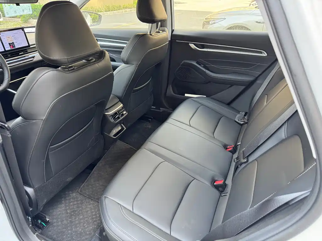 Geely Emgrand 2025