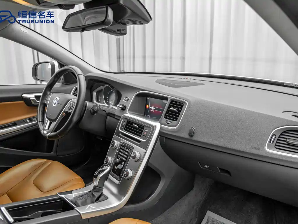 Volvo S60 2017 — фото 13