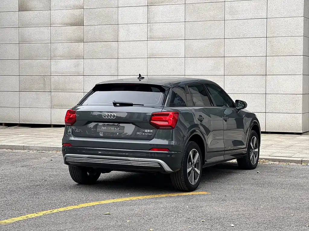 Audi Q2L e-tron 2021 — фото 17
