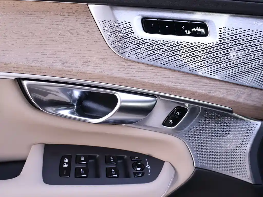 Volvo XC90 2025 — фото 17