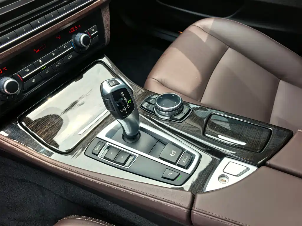 BMW 5 Series 2014 — фото 12