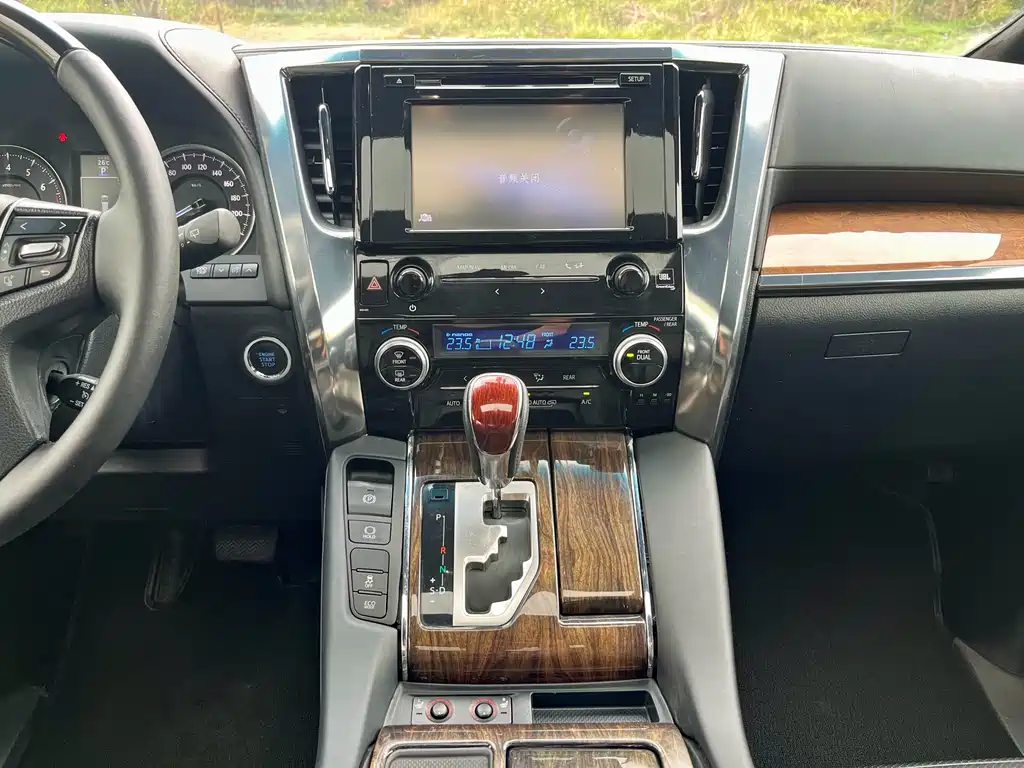 Toyota Alphard 2018 — фото 10