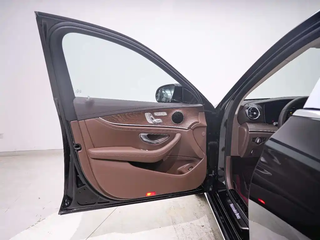 Mercedes-Benz E-Class 2023 — фото 12