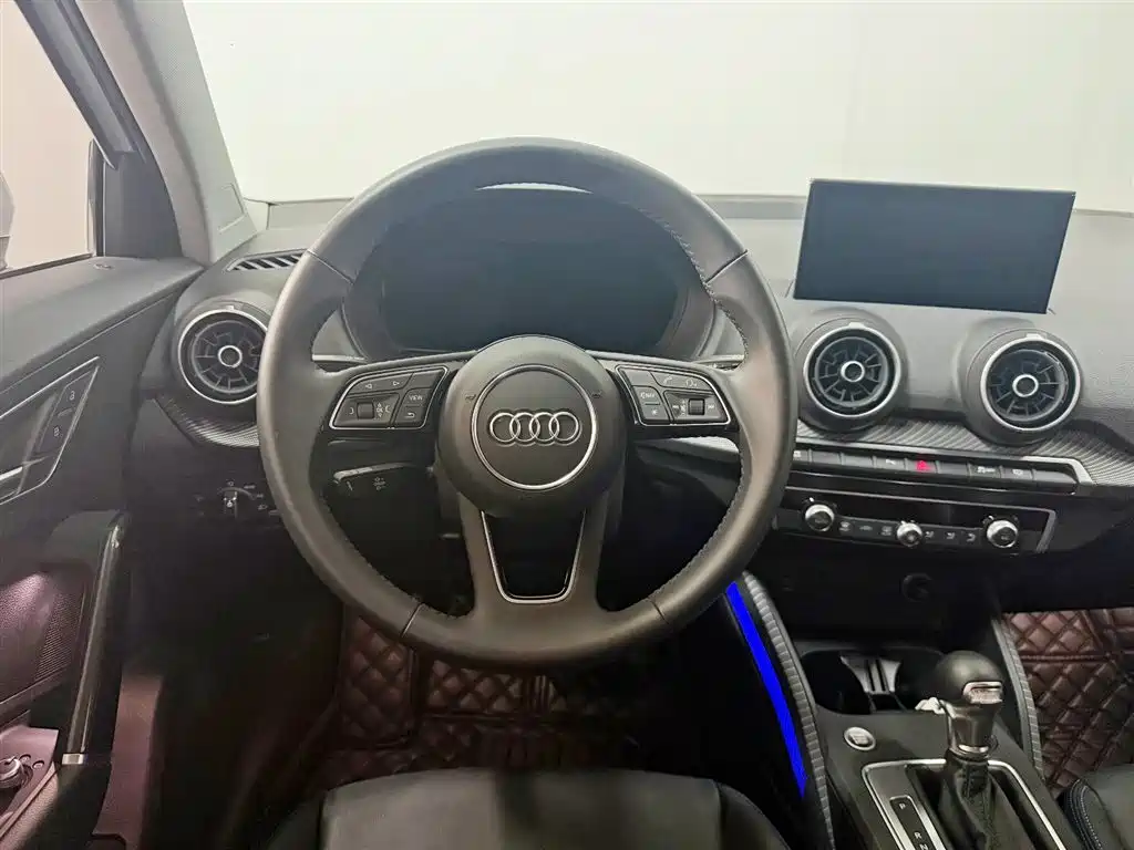 Audi Q2L E-Tron 2021 — фото 11