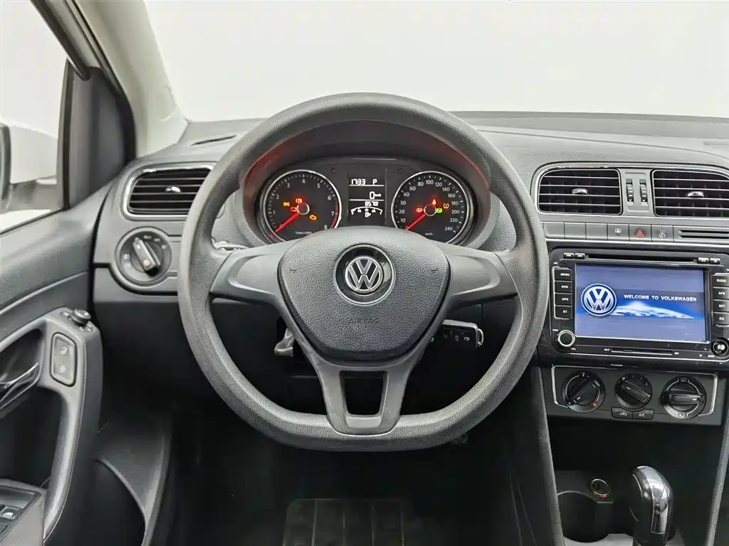 Volkswagen Polo 2015 — фото 11
