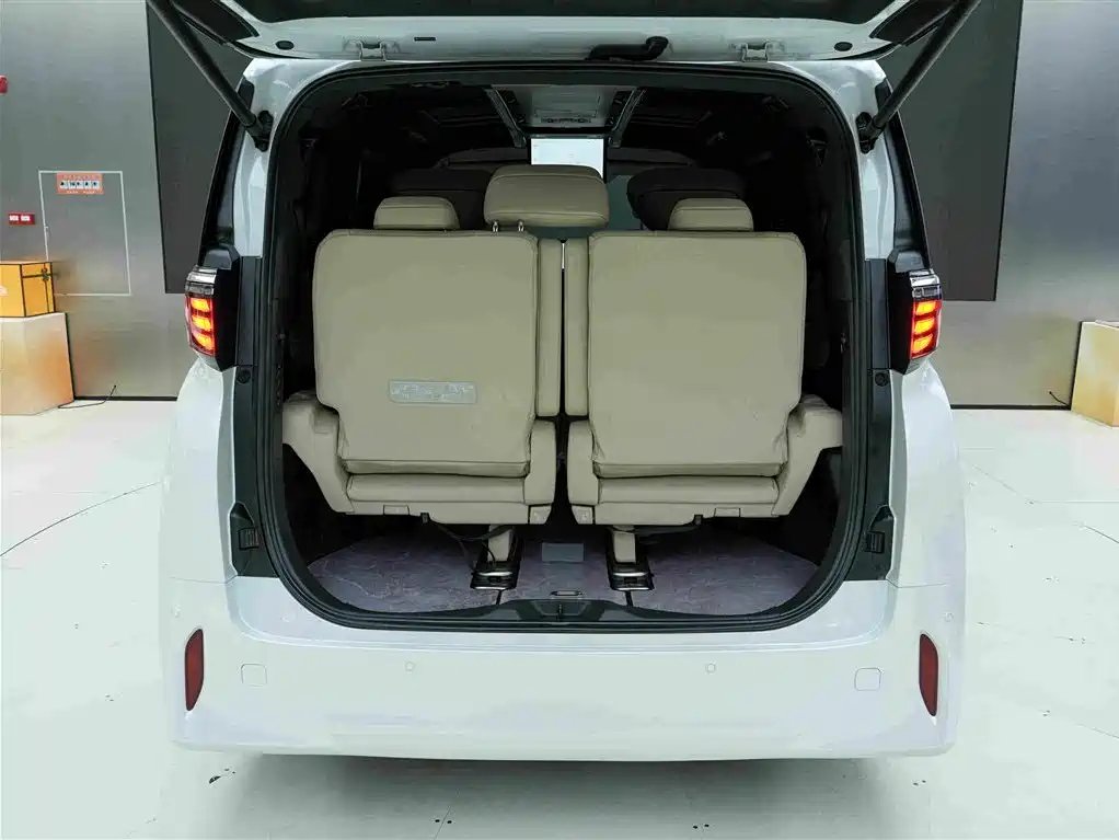 Toyota Alphard 2024 — фото 25