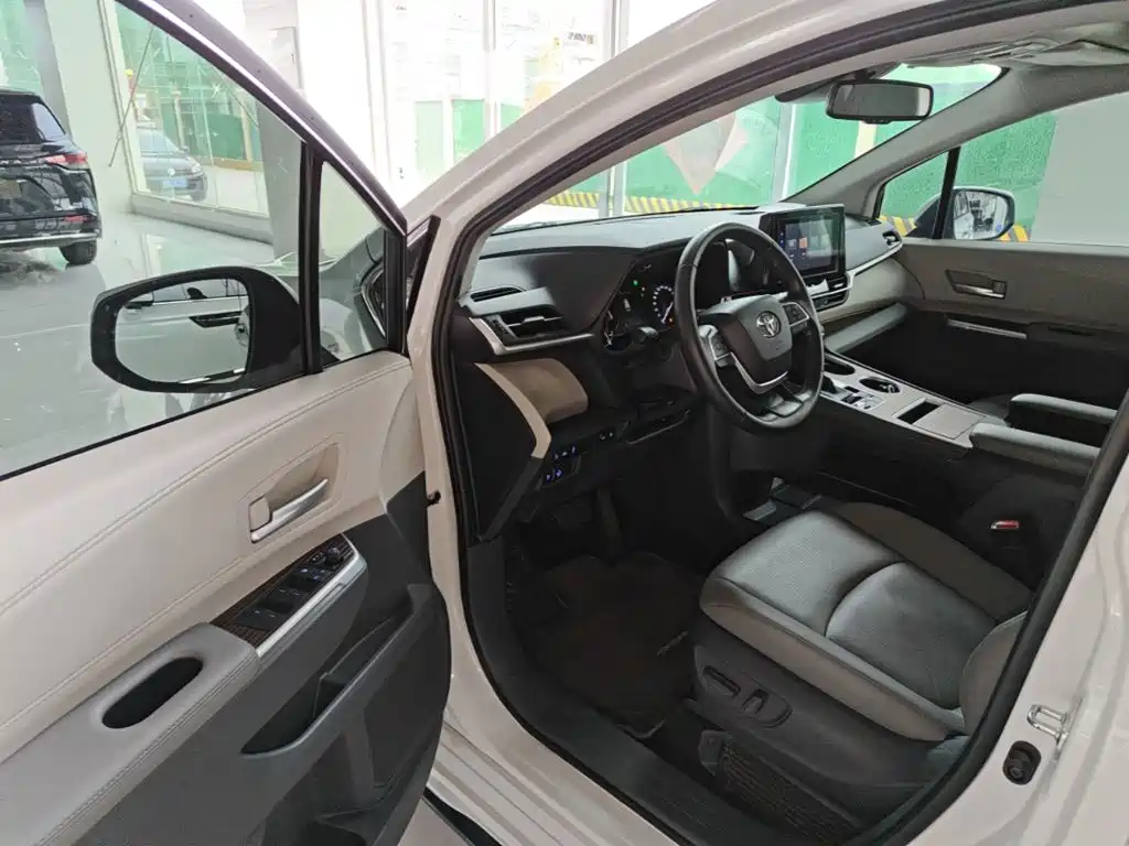 Toyota Sienna 2022 — фото 16