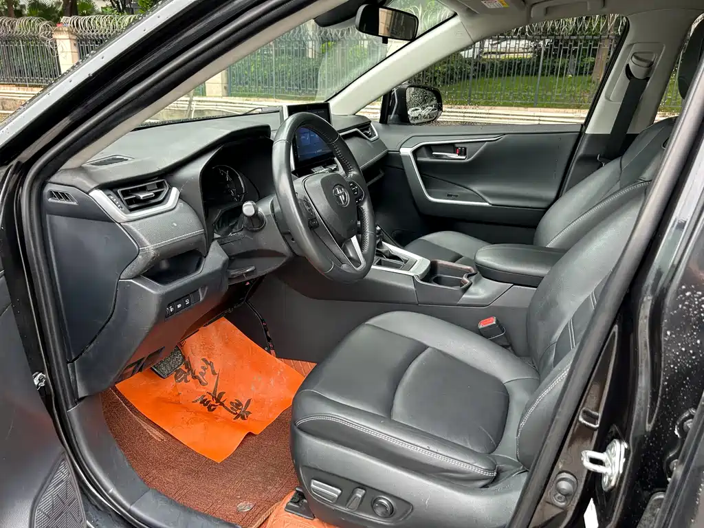 Toyota RAV4 2023 — фото 17