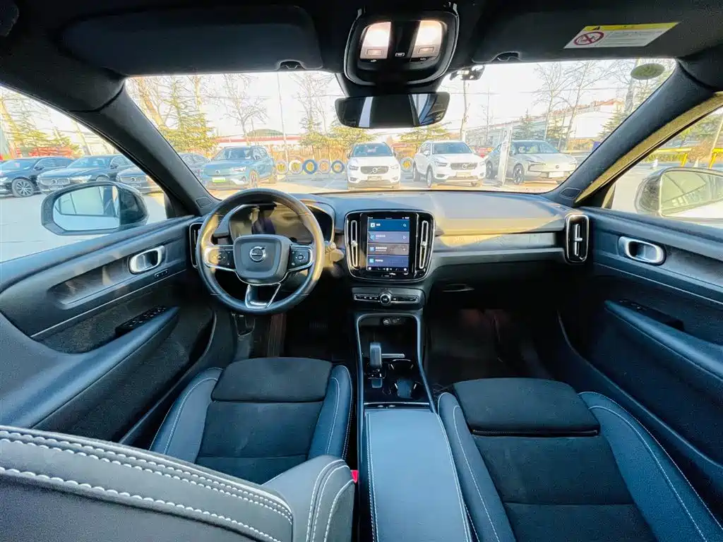 Volvo XC40 NEV 2023 — фото 13