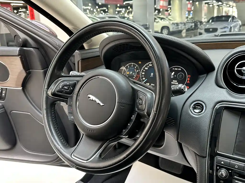 Jaguar XJ 2018 — фото 13