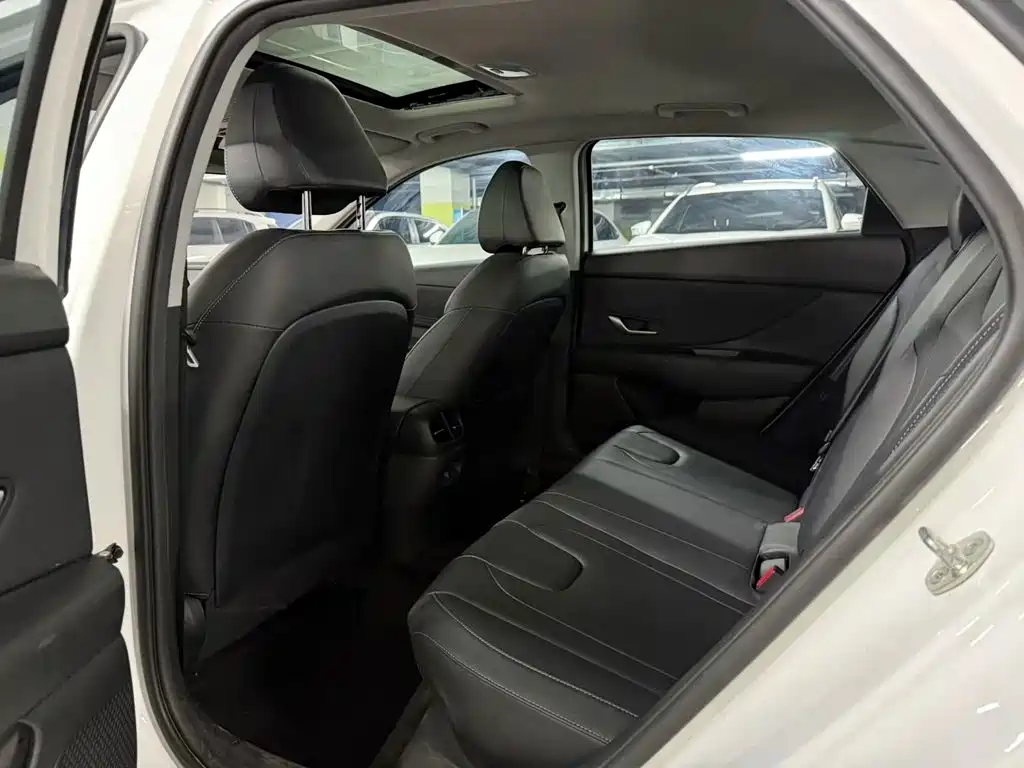 Hyundai Elantra 2023 — фото 10
