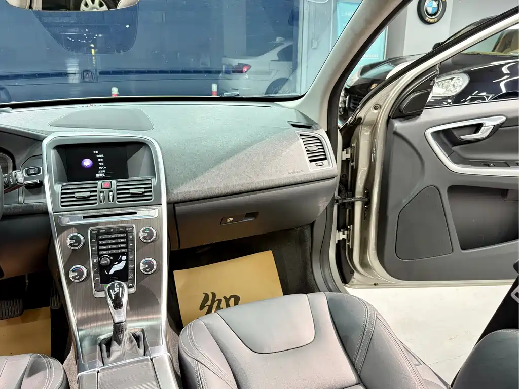 Volvo XC60 2015 — фото 16