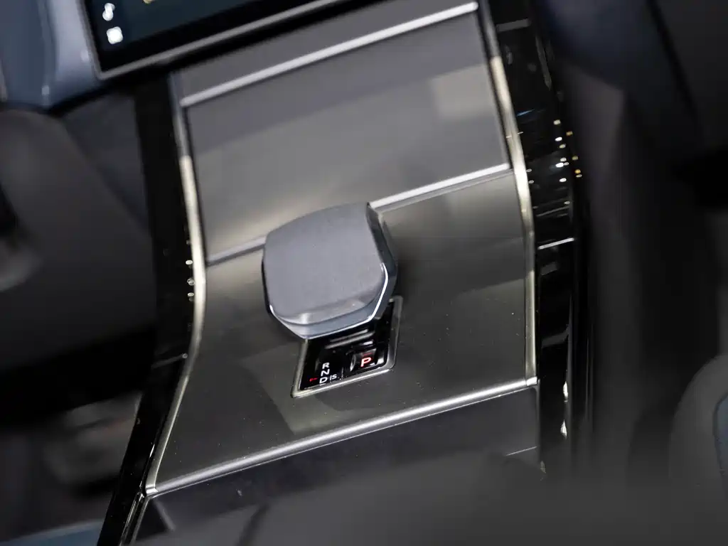 Land Rover Velar 2024 — фото 10