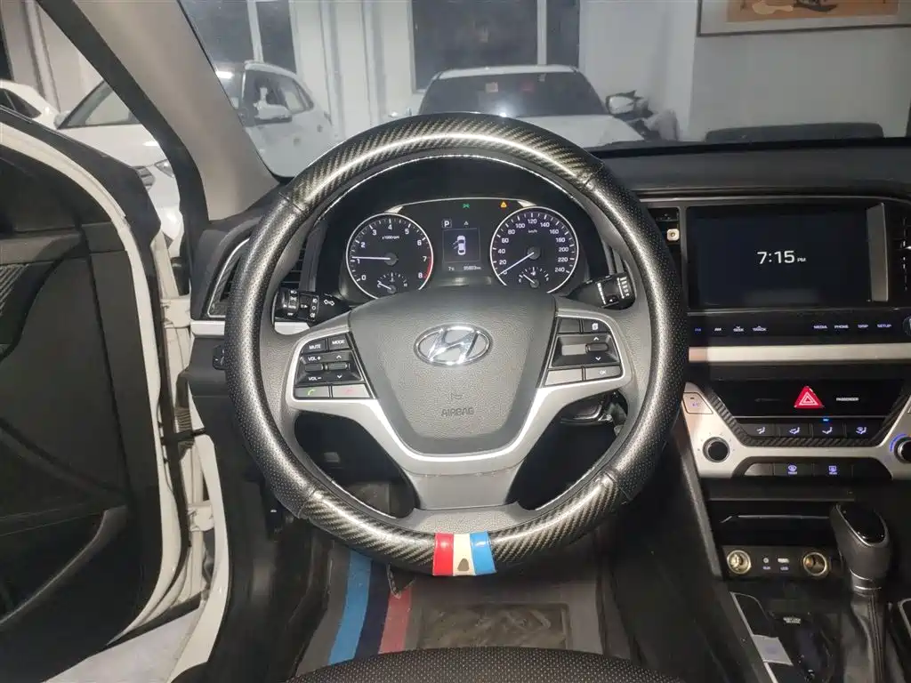 Hyundai Elantra 2018 — фото 11