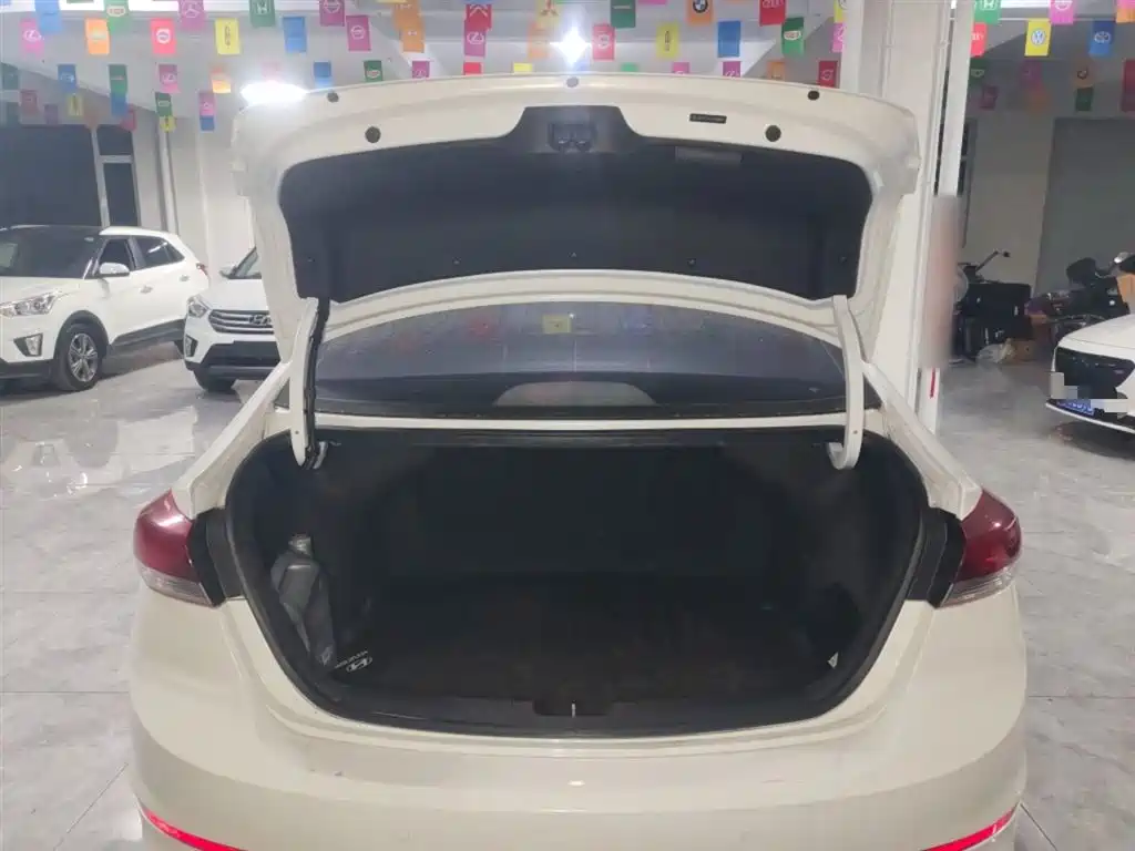 Hyundai Elantra 2018 — фото 19