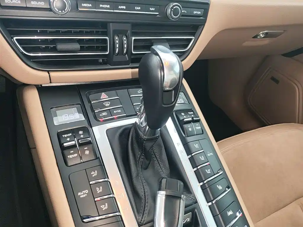 Porsche Macan 2020 — фото 14