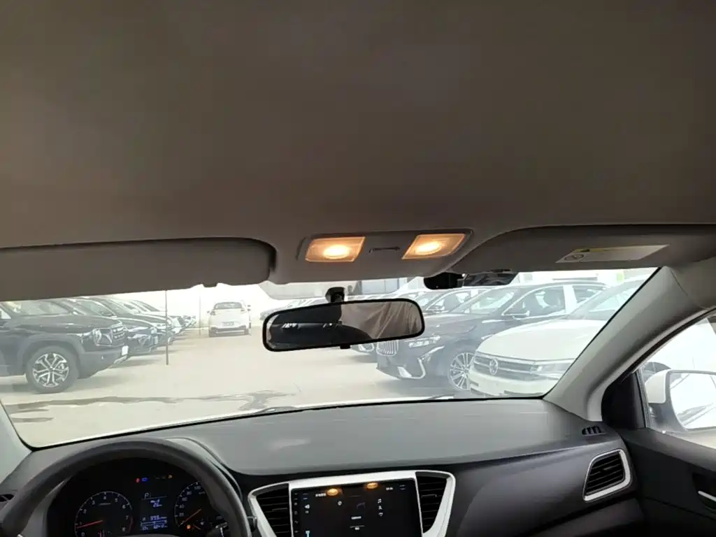 Hyundai Verna 2018 — фото 18