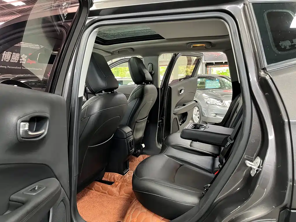 Jeep Compass 2019 — фото 18
