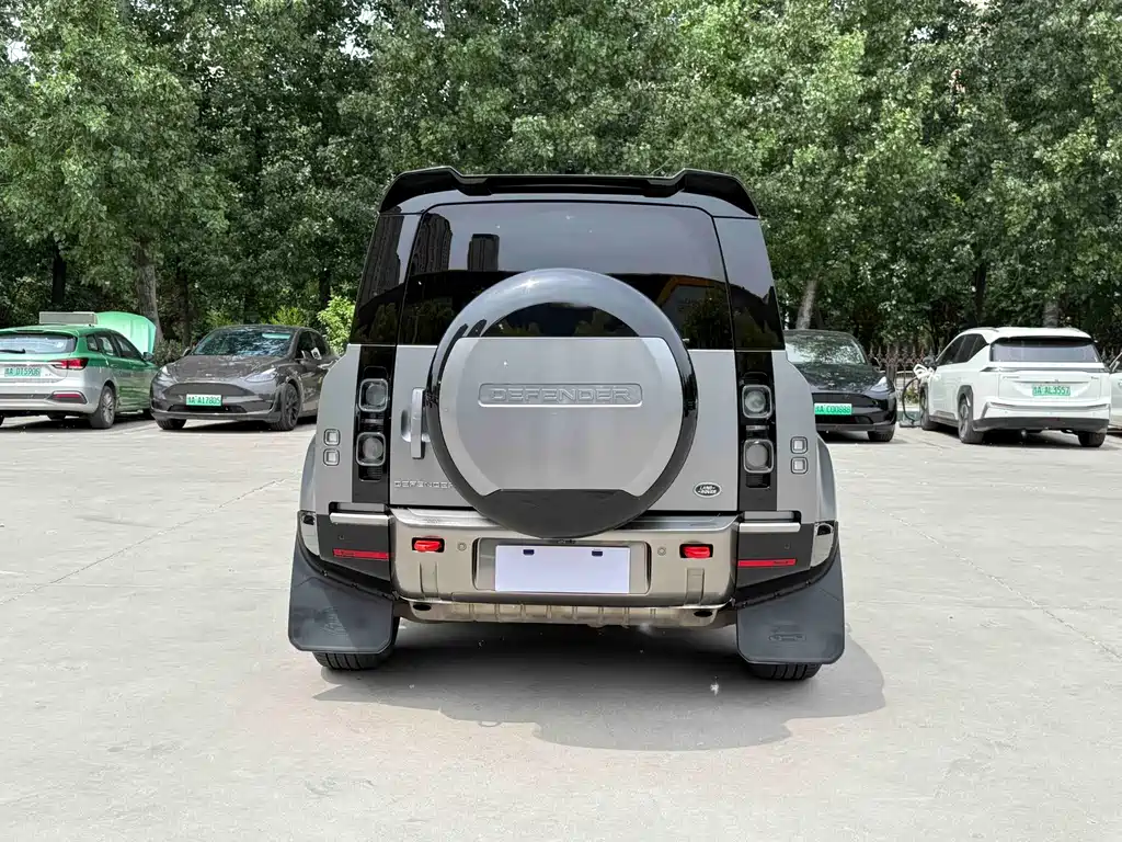 Land Rover Defender 2023 — фото 14