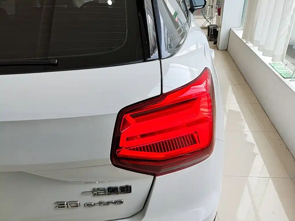 Audi Q2L e-tron 2020 — фото 8