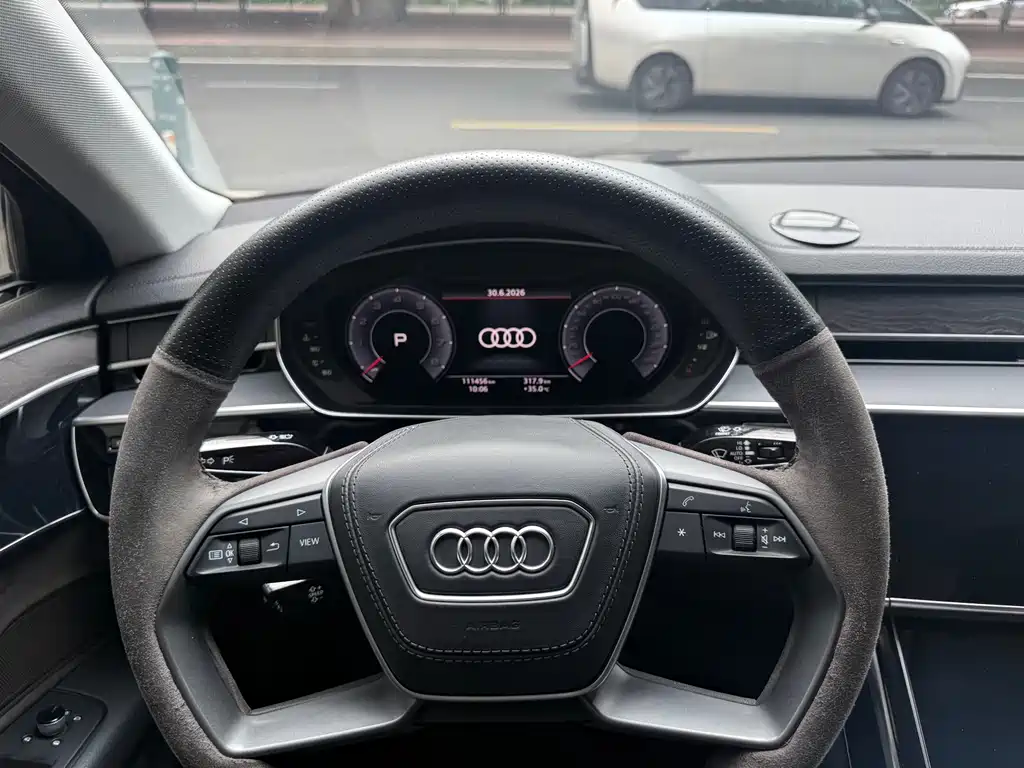 Audi A8 2018 — фото 9