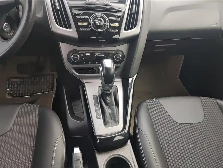 Ford Focus 2015 — фото 16