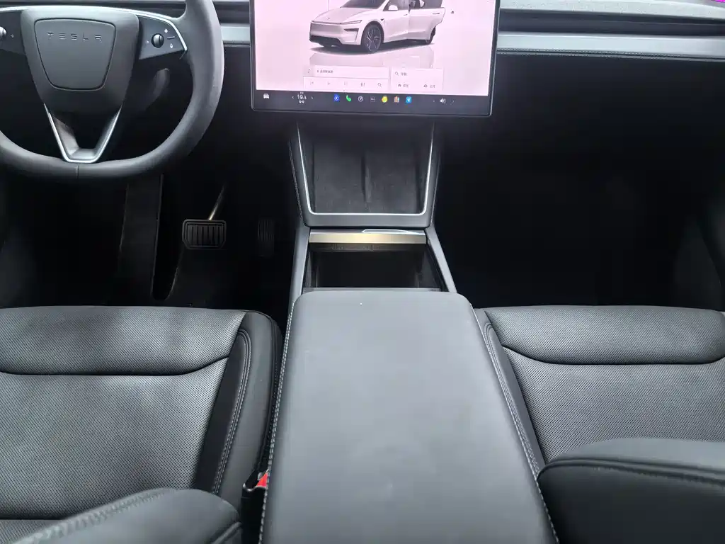 Tesla Model Y 2025