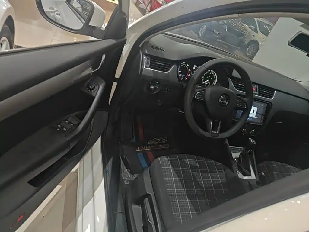 Skoda Octavia 2021 — фото 16