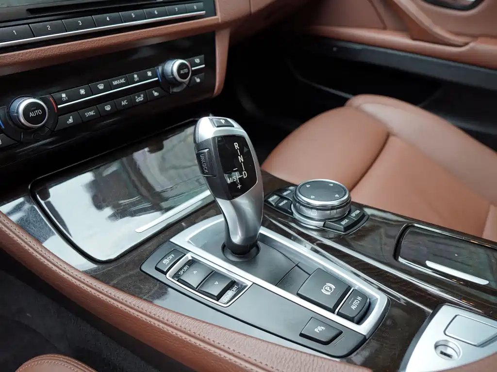 BMW 5 Series 2015 — фото 24