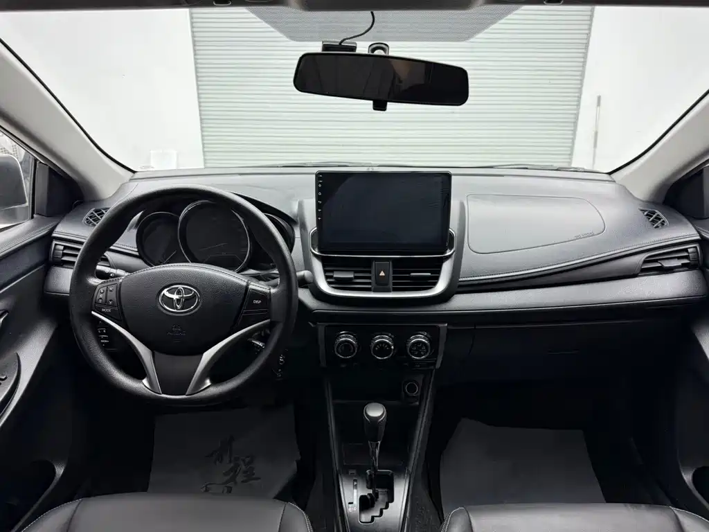 Toyota Yaris L 2022 — фото 12