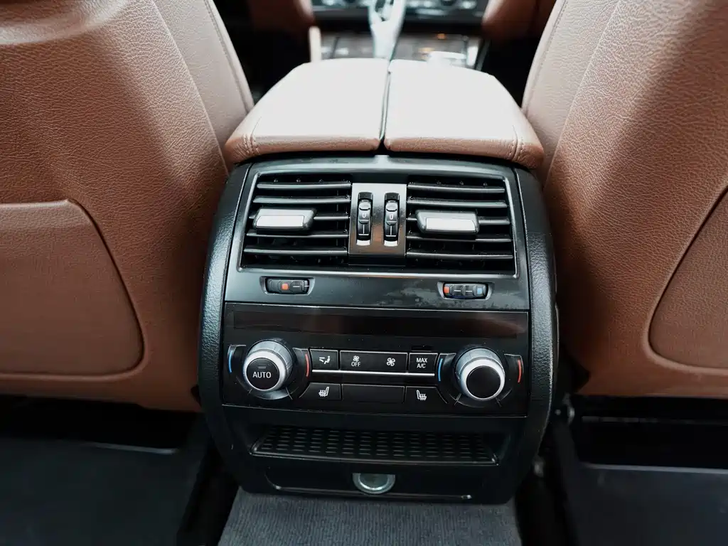 BMW 5 Series 2015 — фото 26