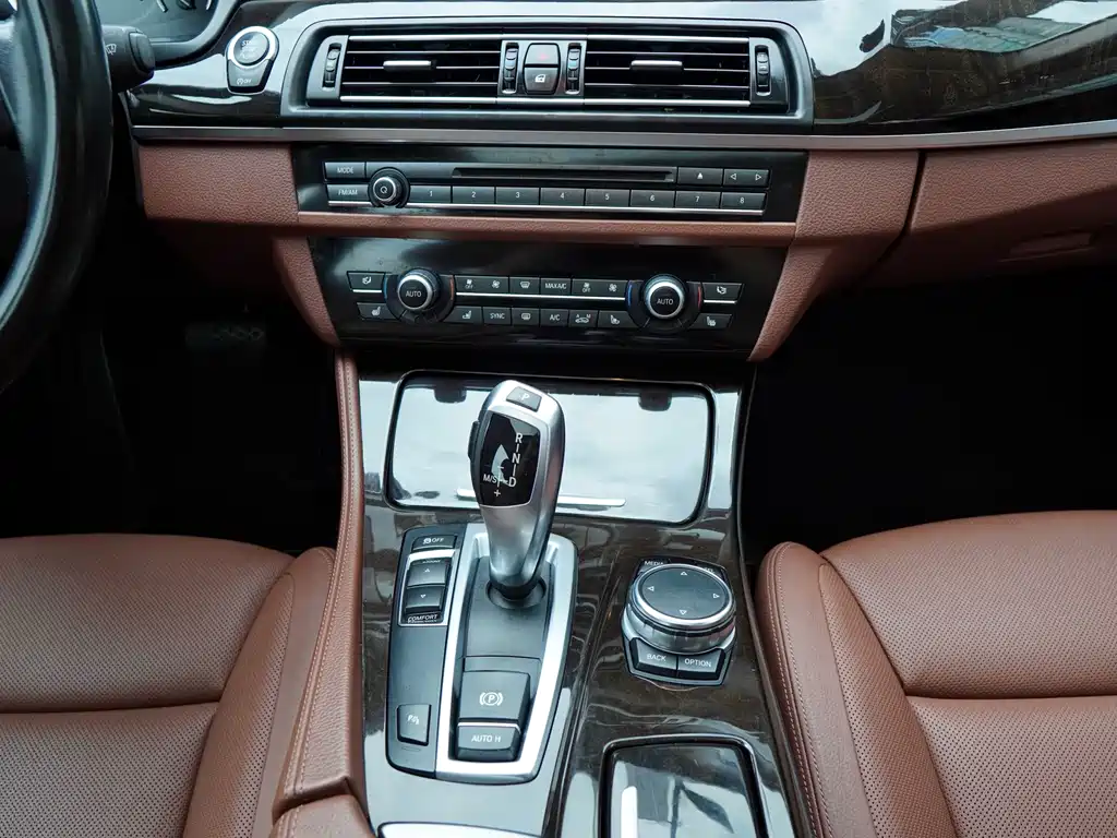 BMW 5 Series 2015 — фото 10