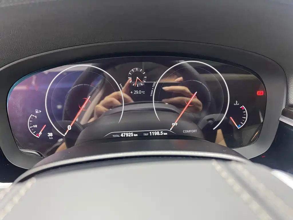 BMW 5 Series 2019 — фото 11