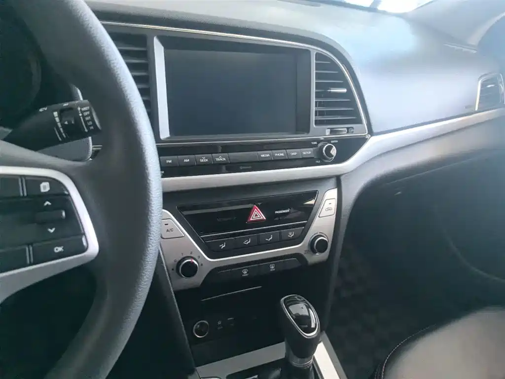 Hyundai Elantra 2017 — фото 13