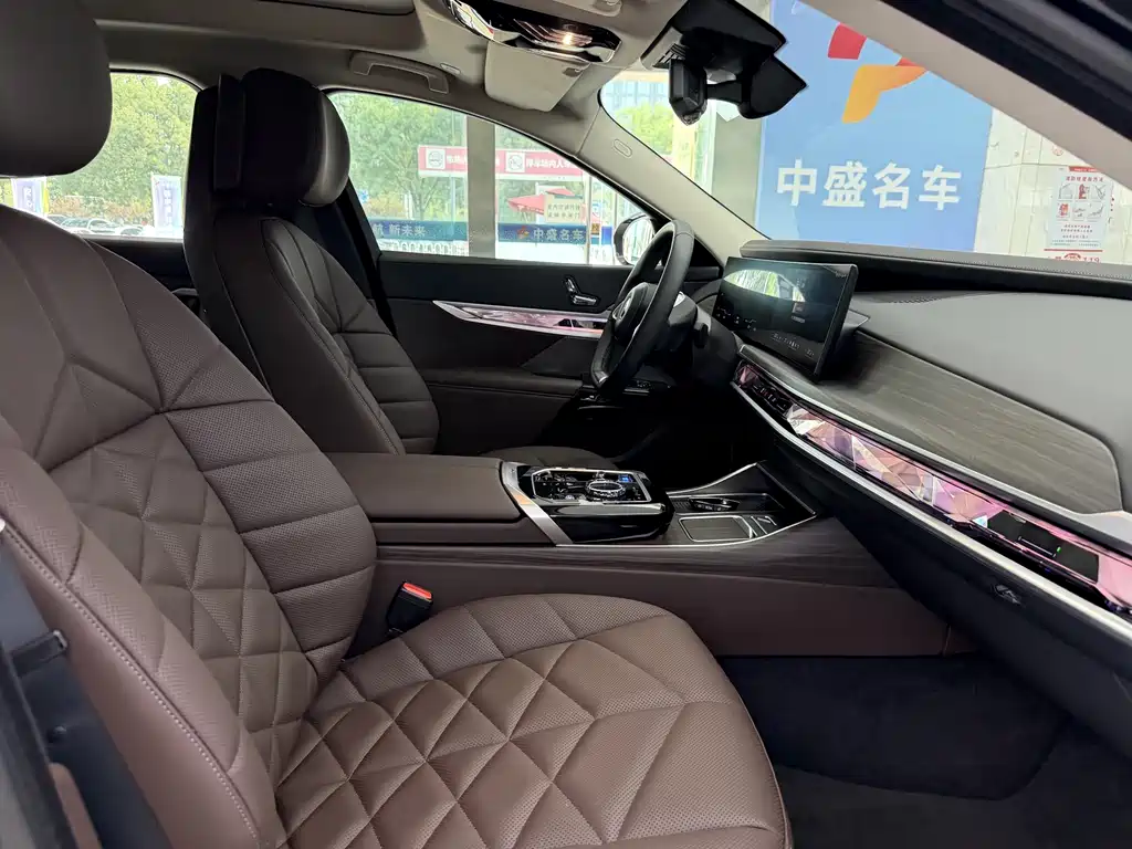BMW i7 2025 — фото 18