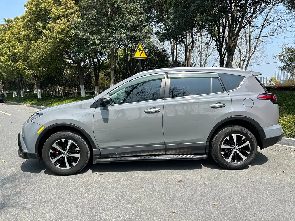 Toyota RAV4 2017 — фото 3