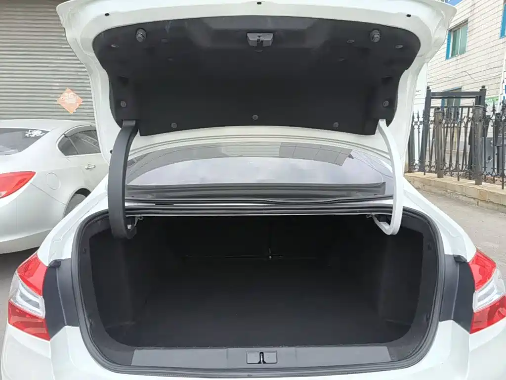 Peugeot 408 2016 — фото 18