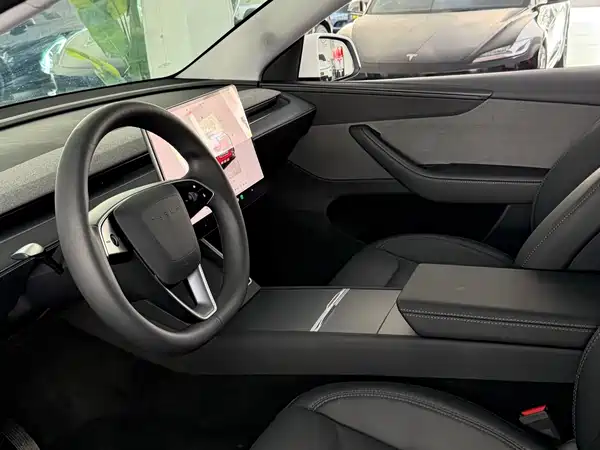 Tesla Model Y 2025