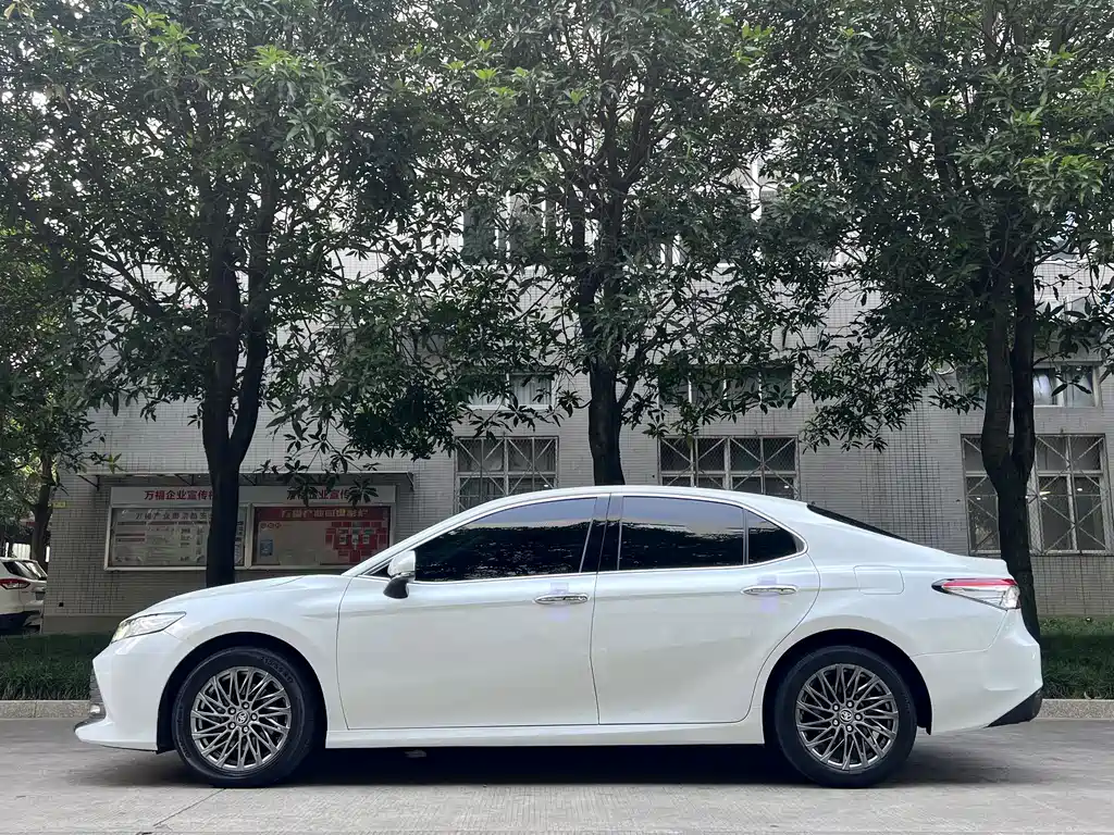 Toyota Camry 2019 — фото 5