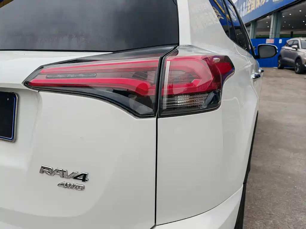 Toyota RAV4 2016 — фото 16