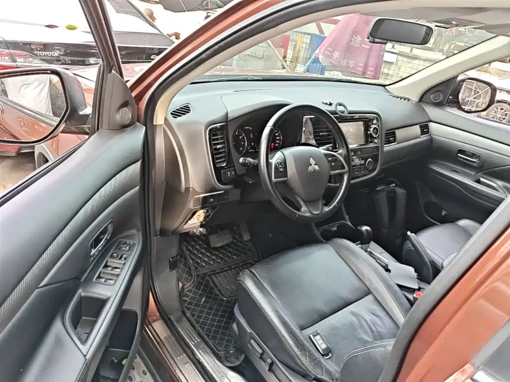 Mitsubishi Outlander 2015 — фото 16