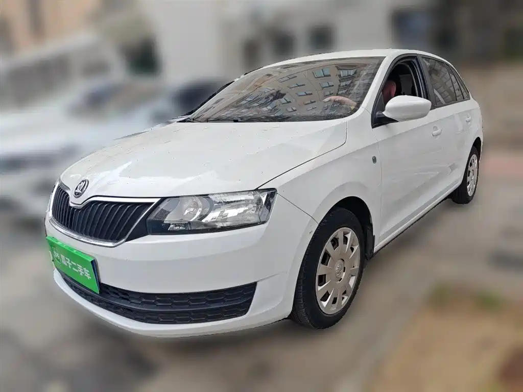 Skoda Rapid Spaceback 2015 — фото 1