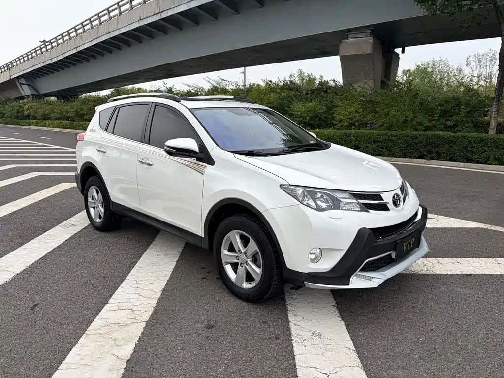Toyota RAV4 2015 — фото 3