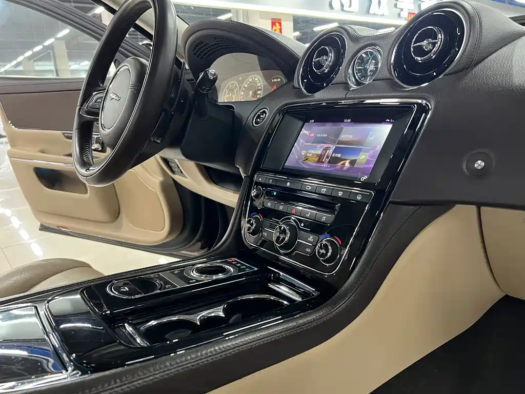 Jaguar XJ 2017 — фото 19