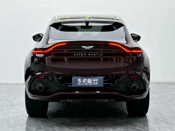 Aston Martin DBX 2021
