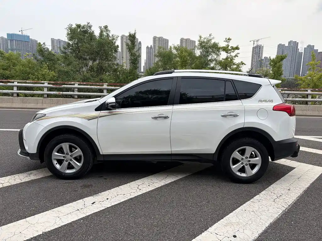Toyota RAV4 2015 — фото 11