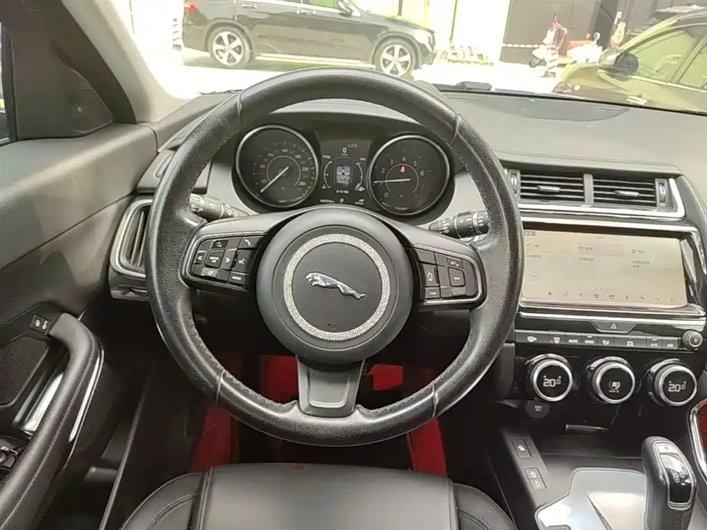 Jaguar E-PACE 2020 — фото 11