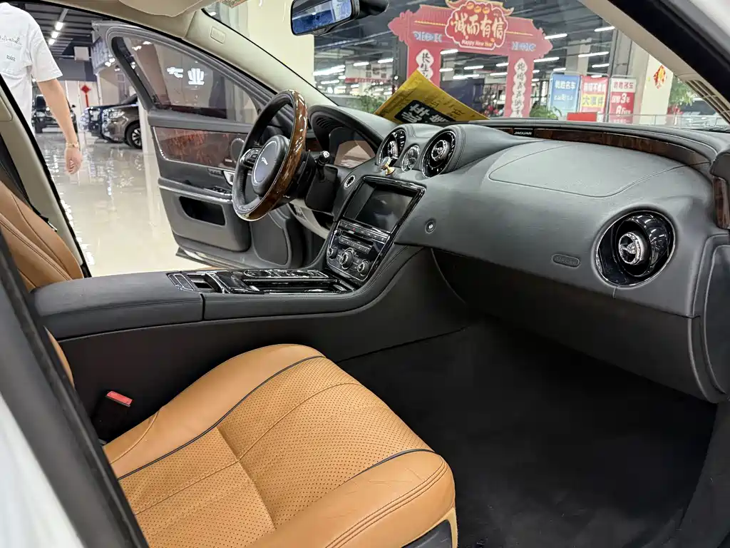 Jaguar XJ 2015 — фото 15
